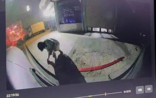刚提的新车停路边被人放鞭炮崩损千余元<strong></p>
<p>加密货币</strong>，车主：因拒绝当晚挪车，20分钟后听到鞭炮声，对方还态度豪横