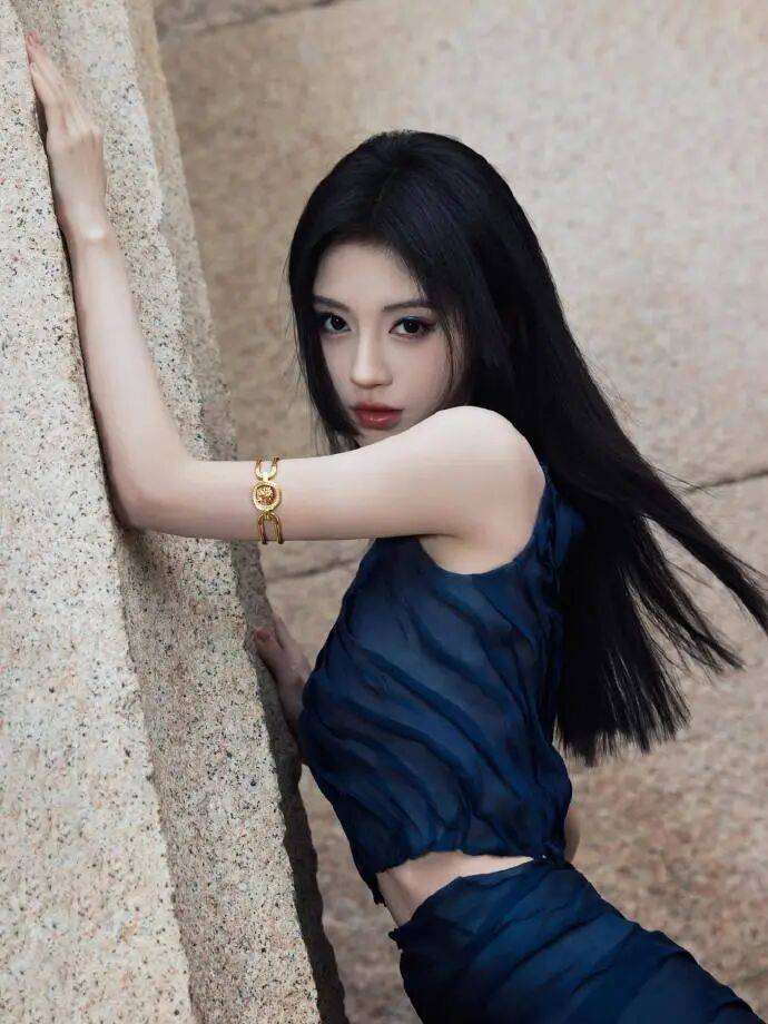 时装周上的女明星<strong></p>
<p>加密货币</strong>，秋冬氛围感一键封顶！