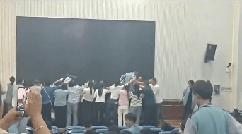 家长跪地被学生轮流踩踏<strong></p>
<p>加密货币钱包</strong>，校方凌晨道歉