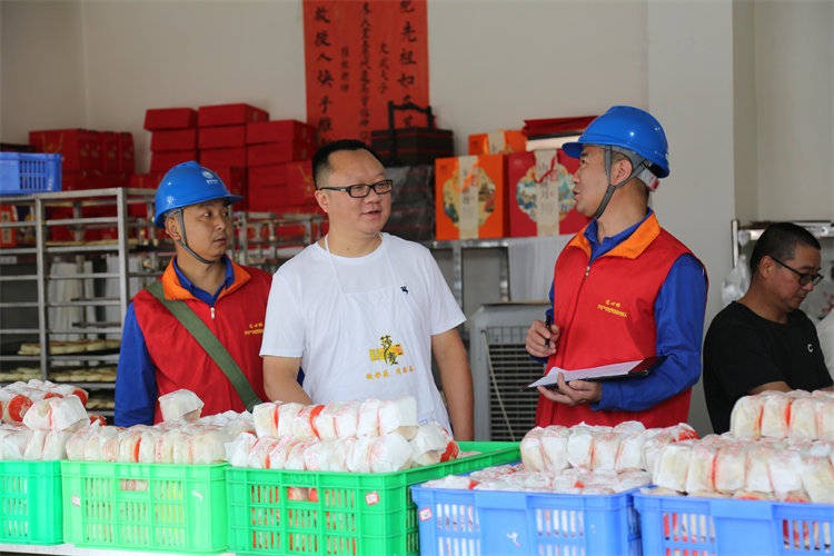 阖家团圆时<strong></p>
<p>加密货币钱包</strong>，他们守护蓉城灯火