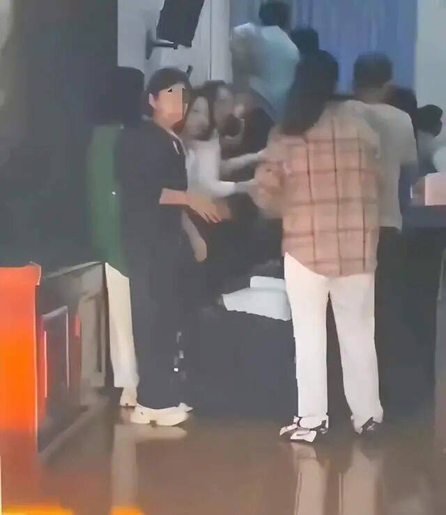 家长们跪成一排<strong></p>
<p>加密货币钱包</strong>，学生蒙眼从背上踩过？教育局回应河南一中学举办活动引热议：正调查处理