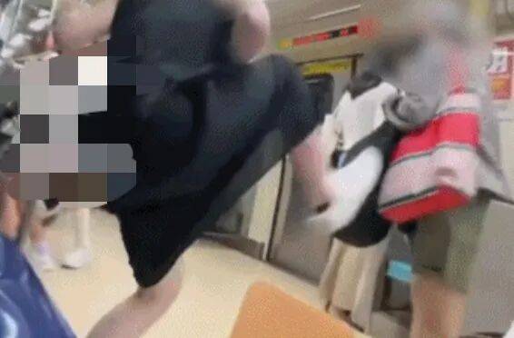 73岁老太地铁逼年轻人让座<strong></p>
<p>加密货币钱包</strong>，被一脚踹飞！次日在超市闹事被捕，一查竟是通缉犯！