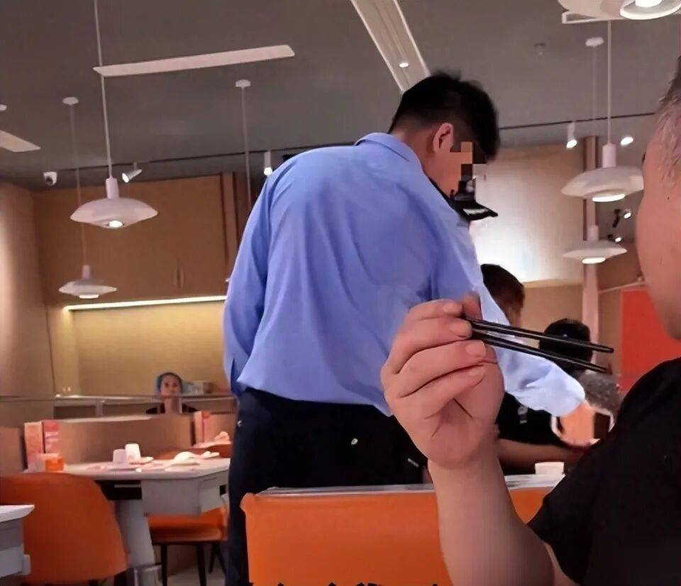小伙和女友餐厅吃饭<strong></p>
<p>加密货币价格</strong>，被民警赶来戴铐带走；警方回应：其女友与一离家女孩“撞脸”，错抓已道歉