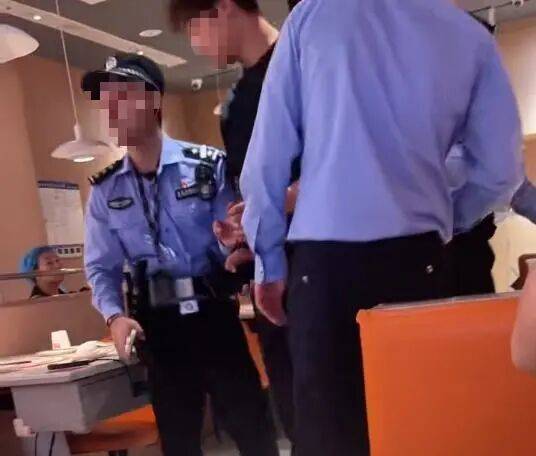 小伙和女友餐厅吃饭<strong></p>
<p>加密货币价格</strong>，被民警赶来戴铐带走；警方回应：其女友与一离家女孩“撞脸”，错抓已道歉