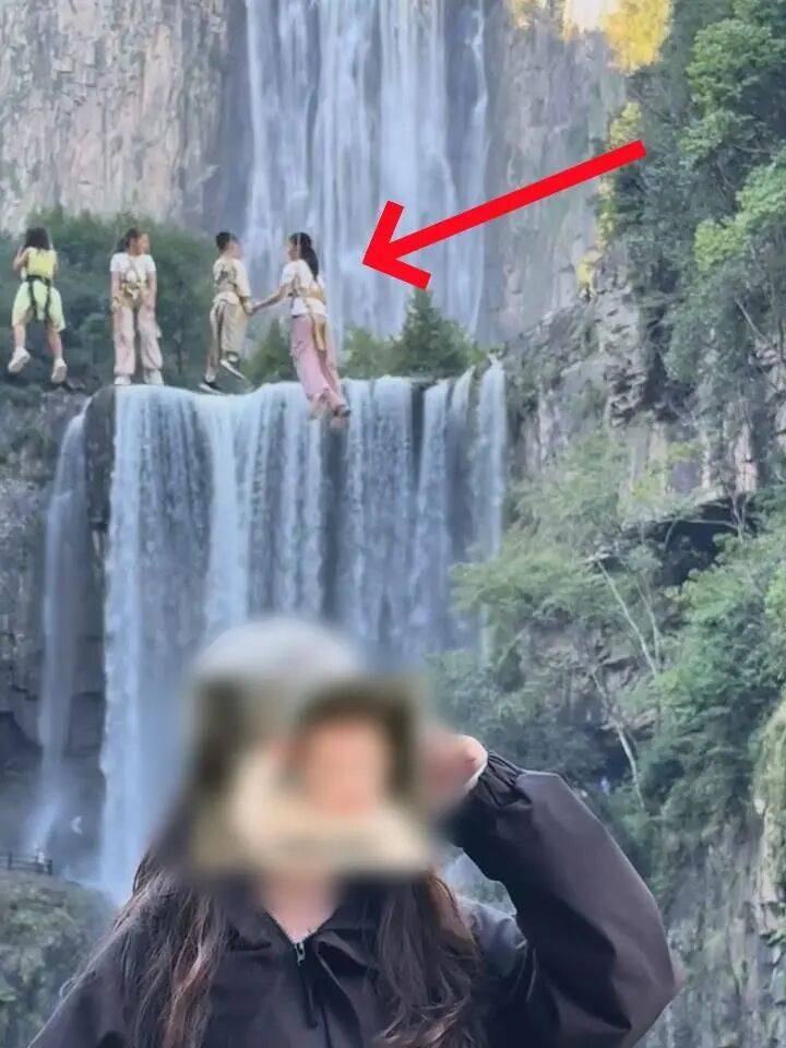 女生瀑布前拍视频<strong></p>
<p>加密货币价格</strong>，空中突然飘来一排人
