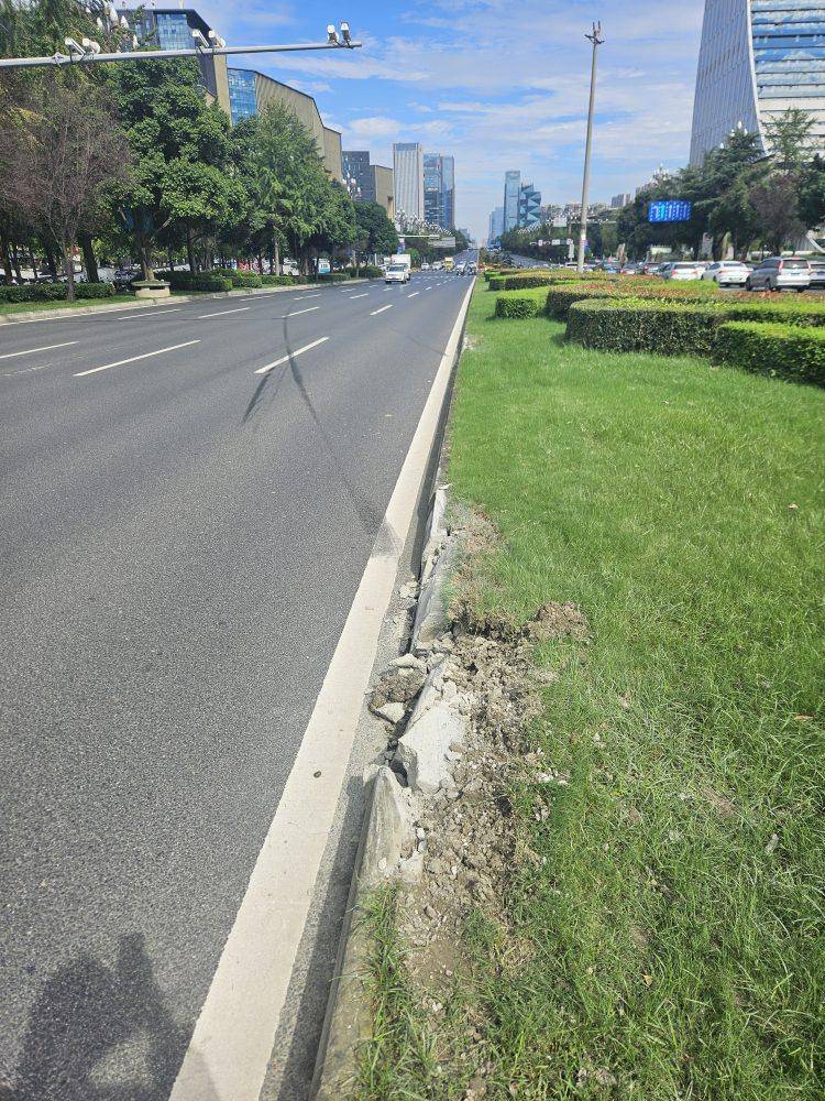 成都发生一起严重交通事故<strong></p>
<p>抹茶交易所</strong>，上游新闻实地探访：燃烧留下的印记仍在