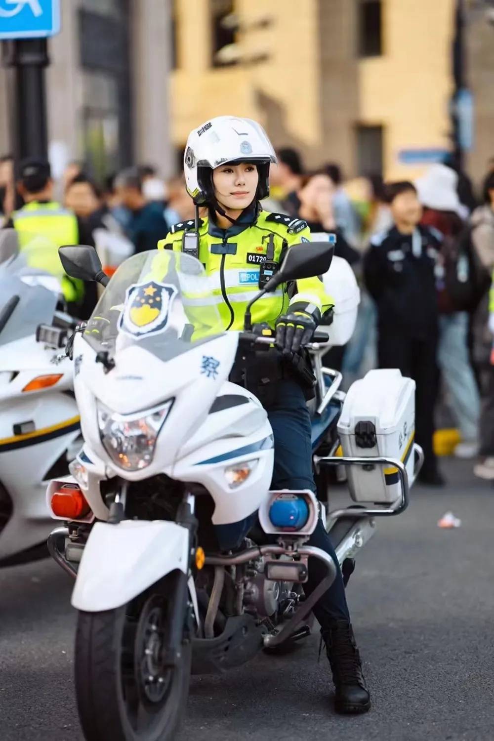 上海外滩“最美女警”被盯上！为了拍她<strong></p>
<p>区块链</strong>，有人连续蹲守几天