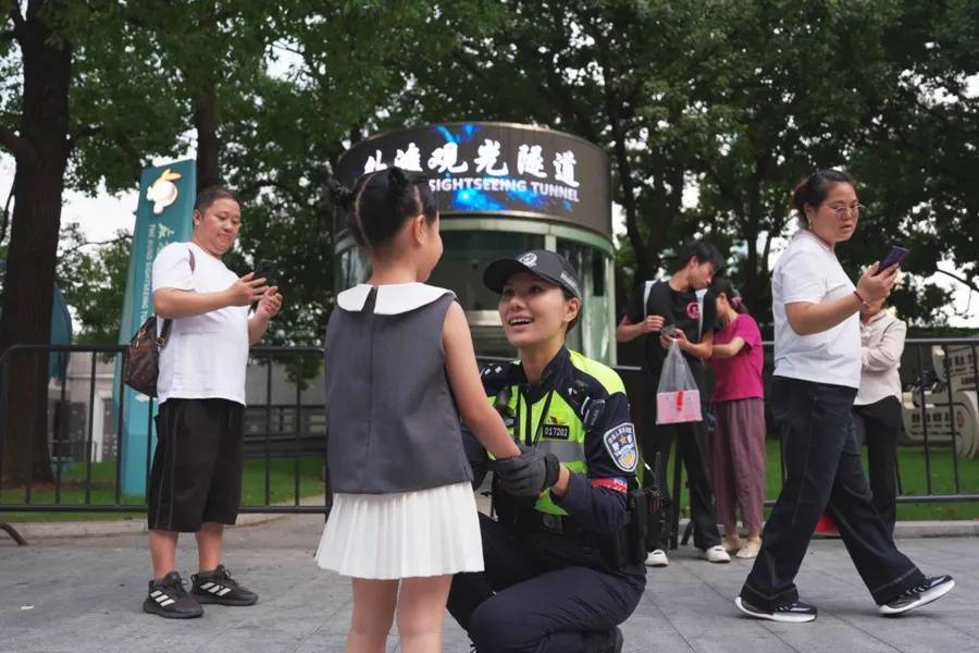 上海外滩“最美女警”被盯上！为了拍她<strong></p>
<p>区块链</strong>，有人连续蹲守几天