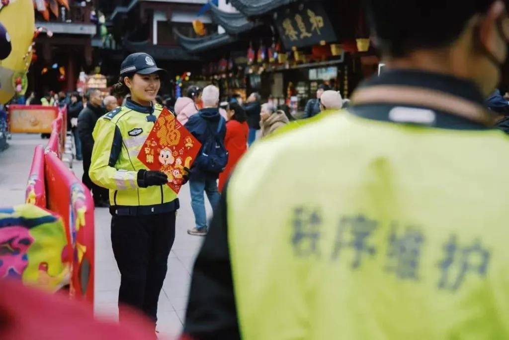 上海外滩“最美女警”被盯上！为了拍她<strong></p>
<p>区块链</strong>，有人连续蹲守几天