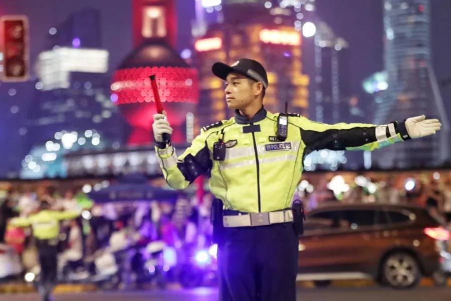 上海外滩“最美女警”被盯上！为了拍她<strong></p>
<p>区块链</strong>，有人连续蹲守几天