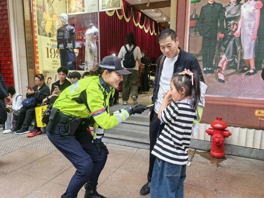 上海外滩“最美女警”被盯上！为了拍她<strong></p>
<p>区块链</strong>，有人连续蹲守几天