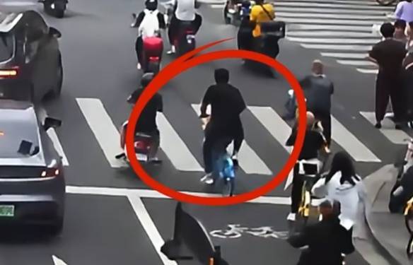 看着都疼<strong></p>
<p>瑞波币今日行情</strong>！上海街头一男子突然求助：10岁女儿被死死卡住！这个行为太危险→