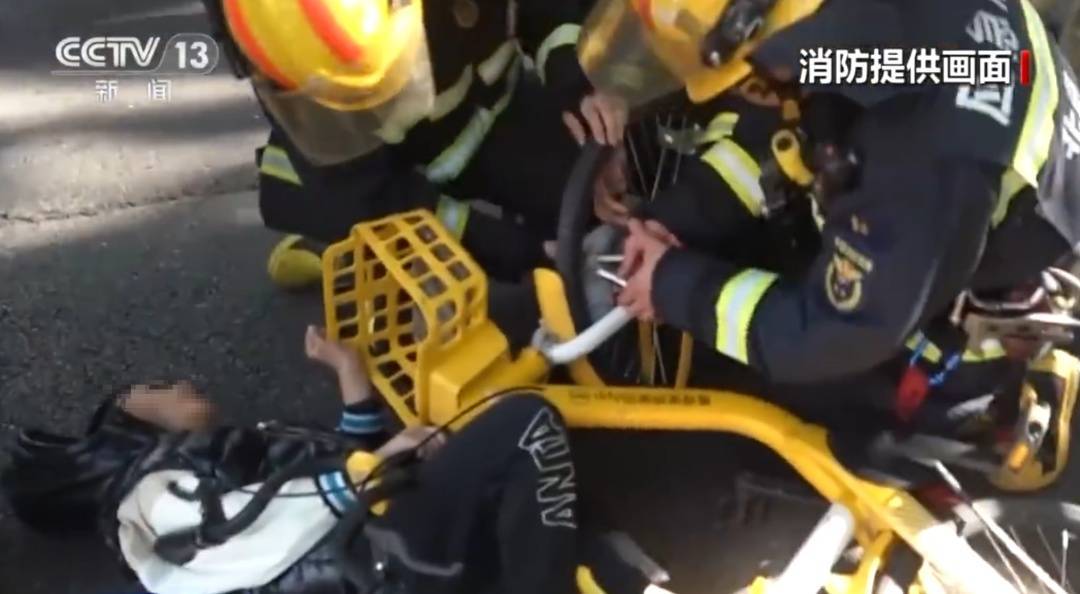 看着都疼<strong></p>
<p>瑞波币今日行情</strong>！上海街头一男子突然求助：10岁女儿被死死卡住！这个行为太危险→