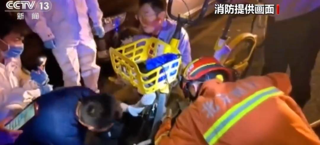 看着都疼<strong></p>
<p>瑞波币今日行情</strong>！上海街头一男子突然求助：10岁女儿被死死卡住！这个行为太危险→