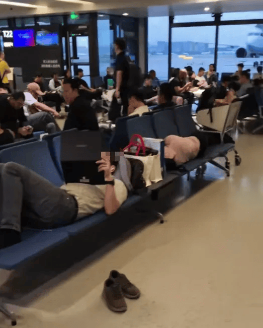 2名外国人在上海虹桥国际机场候机室躺卧<strong></p>
<p>瑞波币</strong>，占用6个座位，机场回应