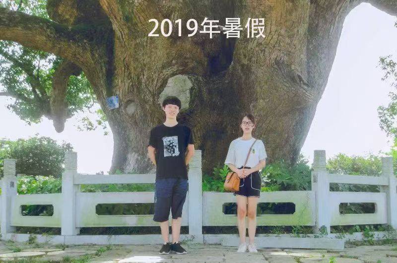 岳阳情侣连续9年在家乡千年古樟树下合影<strong></p>
<p>瑞波币</strong>，今年国庆终修正果：希望爱情像古树一样长久