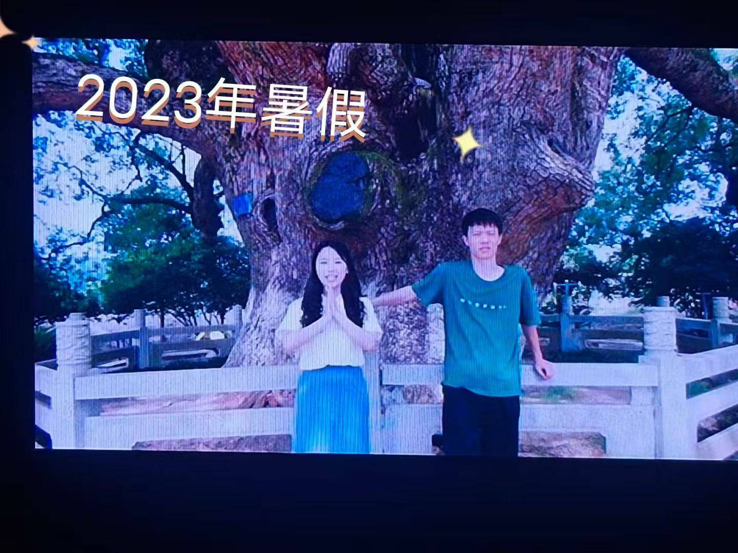 岳阳情侣连续9年在家乡千年古樟树下合影<strong></p>
<p>瑞波币</strong>，今年国庆终修正果：希望爱情像古树一样长久