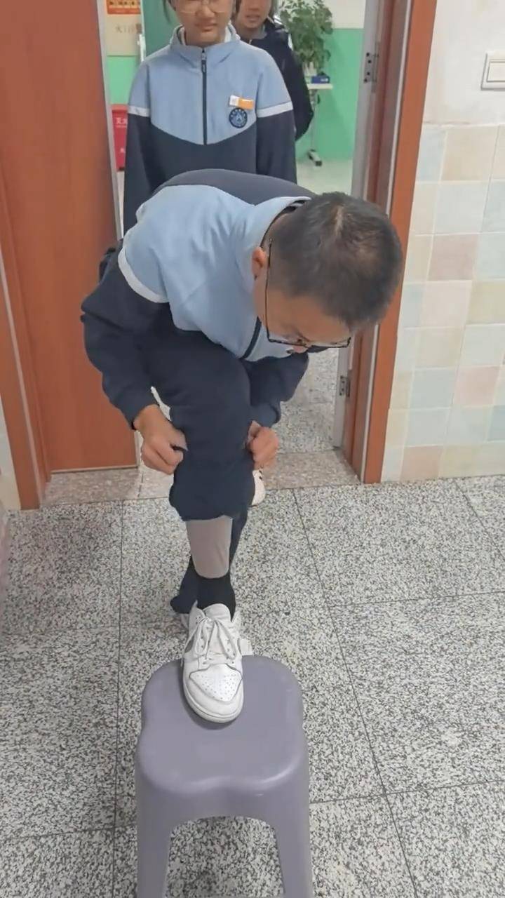 长春一班主任课前让学生排队受检“是否穿秋裤”<strong></p>
<p>瑞波币最新消息</strong>，网友点赞：以后你会感谢老师