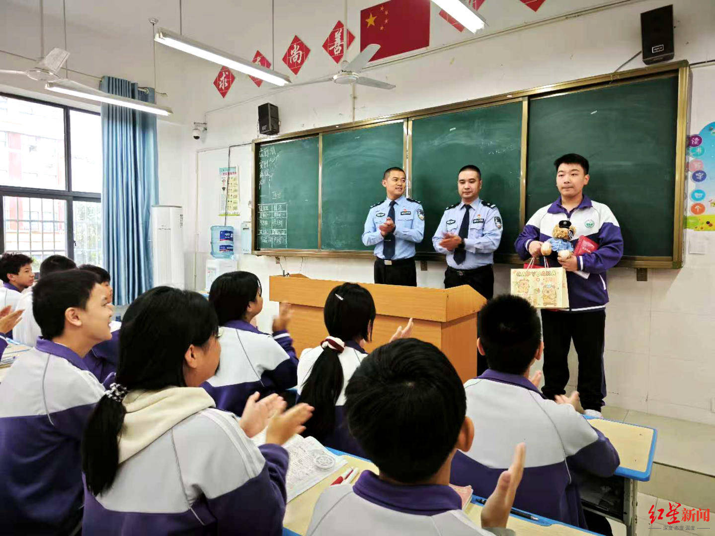 初二男生捡到1.4万余元现金<strong></p>
<p>瑞波币今日行情价格</strong>，淡定拍视频后报警物归失主，民警送“奖”到校园