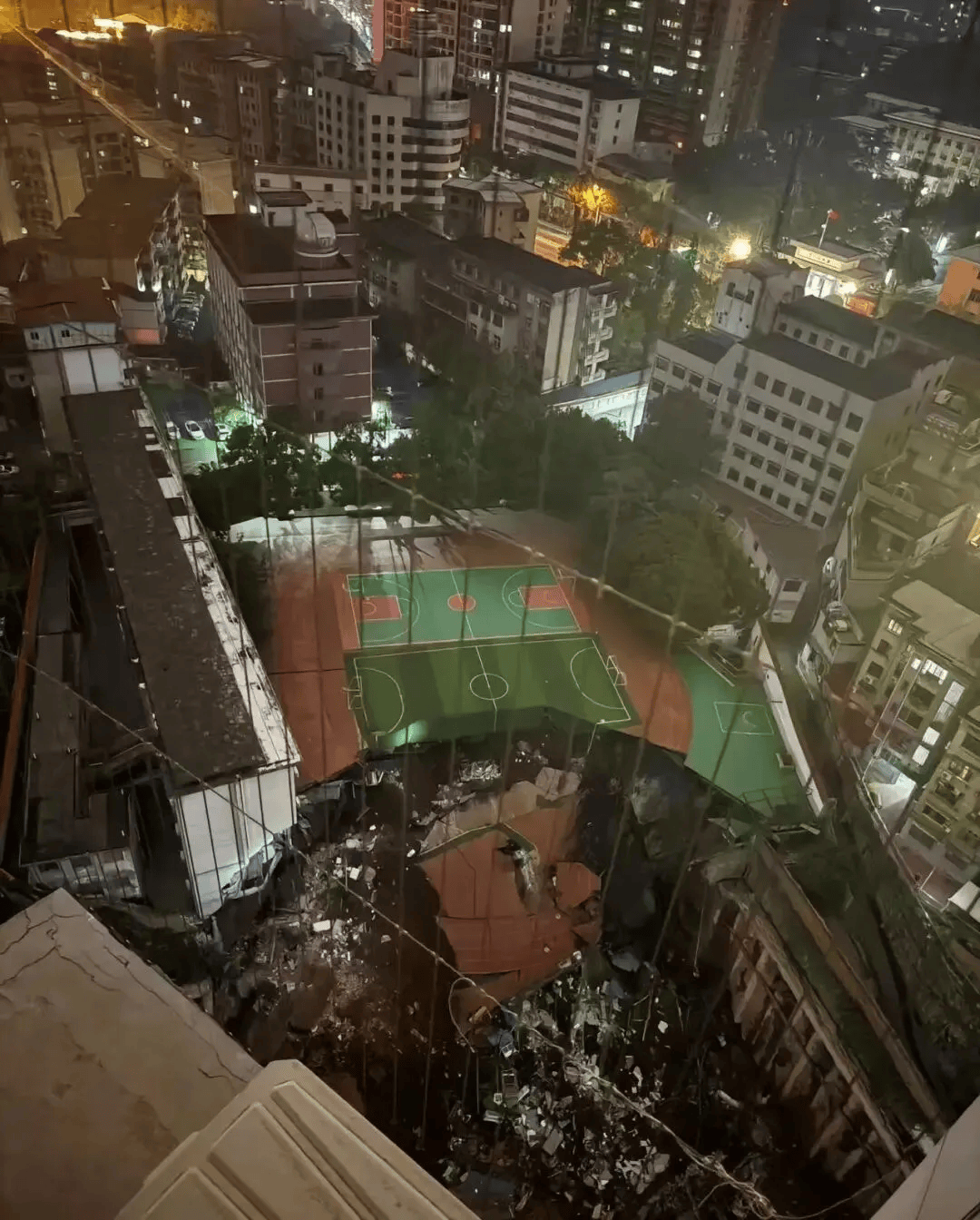 近4000人小学突发坍塌形成巨大坑洞<strong></p>
<p>瑞波币今日行情价格</strong>，操场塌下去一半，“还好发生在夜里”