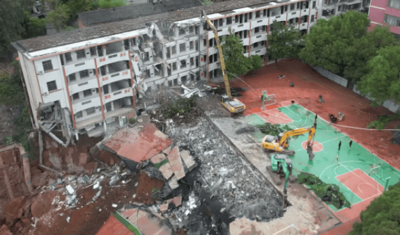 近4000人小学突发坍塌形成巨大坑洞<strong></p>
<p>瑞波币今日行情价格</strong>，操场塌下去一半，“还好发生在夜里”