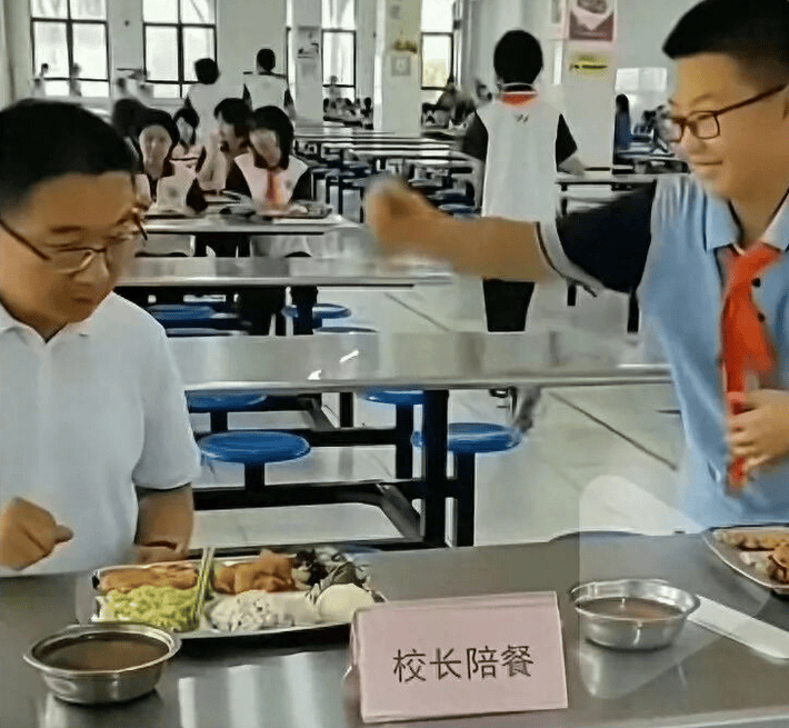 因“被学生抢鸡排”走红的校长病逝<strong></p>
<p>瑞波币行情</strong>，其子：月初刚做心血管手术，约千人赶来送最后一程