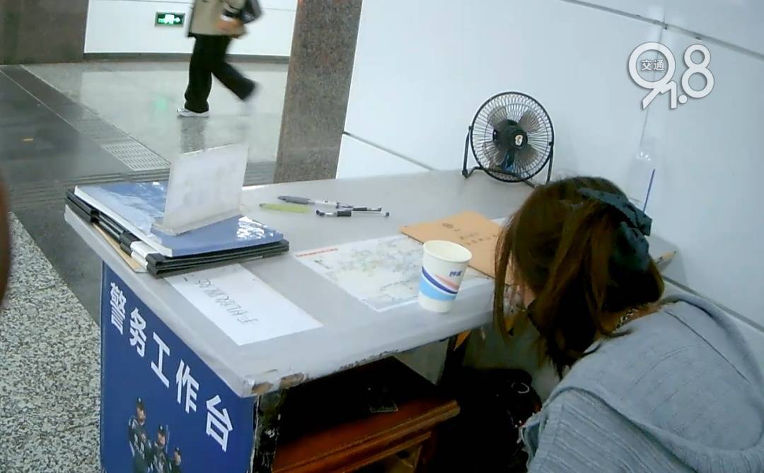 杭州地铁内<strong></p>
<p>瑞波币价格今日行情</strong>，女乘客突然崩溃大哭！紧接着……这一幕被拍下