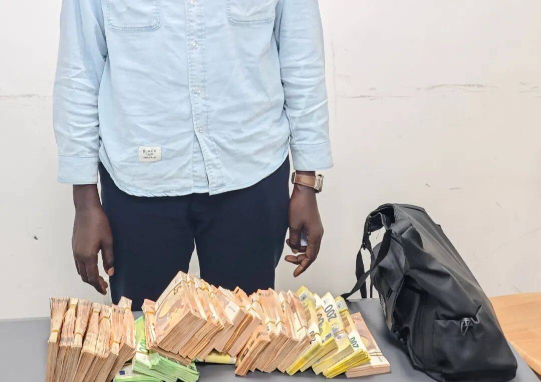 成捆的欧元现金就放在背包里装着<strong></p>
<p>屎币</strong>,折合人民币超186万元,旅客入境时被广州海关查获