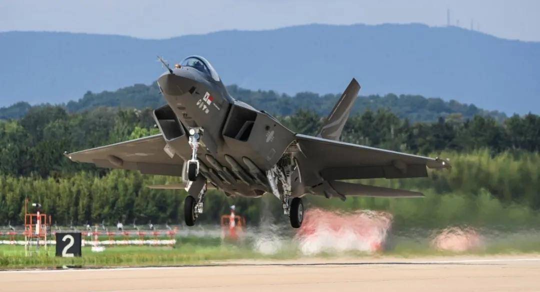 歼-35青春版<strong></p>
<p>泰达币</strong>?076专用舰载机?新机“超级小黄蜂”究竟是干嘛的?