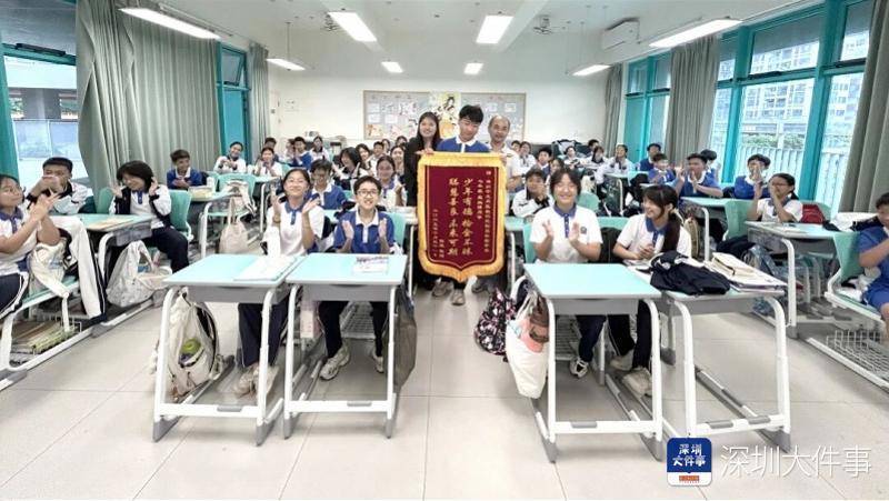 深圳学生上学路上捡到手机上交<strong></p>
<p>泰达币今日价格</strong>,失主到校送锦旗