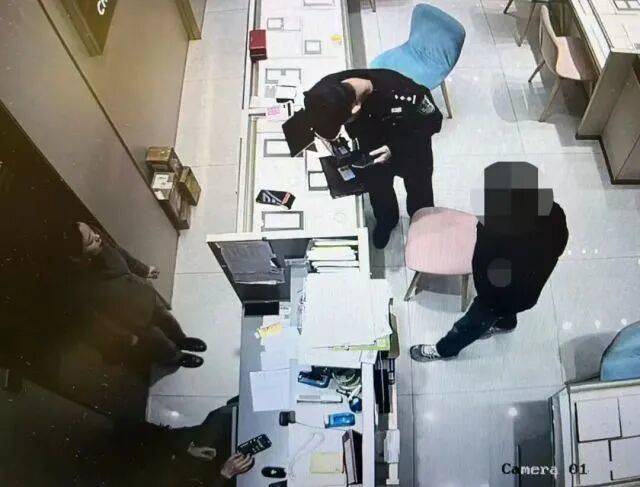 股市套现170万元后<strong></p>
<p>usdt泰达币</strong>,杭州男子豪购300克金条!老板当场报警……