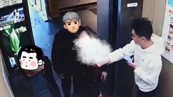 大叔叼着烟进电梯<strong></p>
<p>泰达币官网</strong>，小伙果断出手！网友点赞