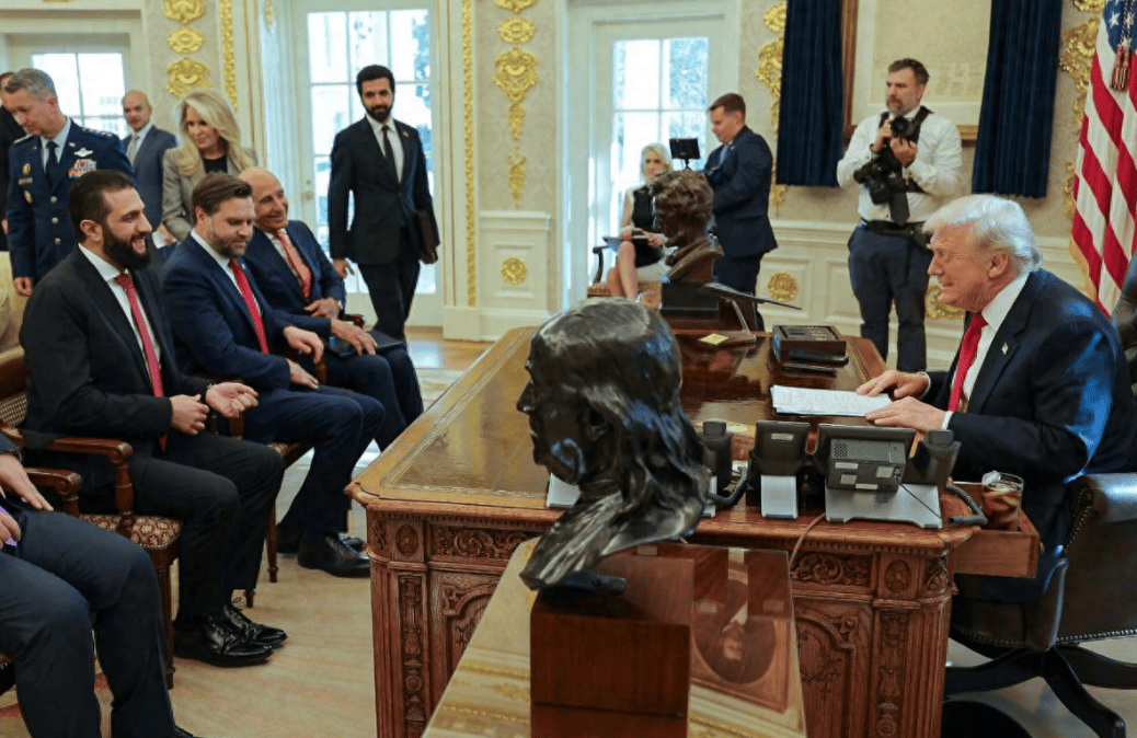 朱拉尼在合照中站得笔直,特朗普把人叫来白宫,却连正门都不让走