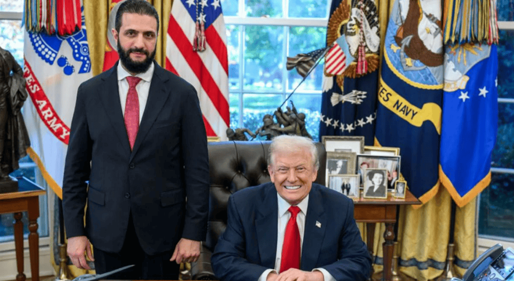 朱拉尼在合照中站得笔直<strong></p>
<p>aicoin官网</strong>，特朗普把人叫来白宫，却连正门都不让走