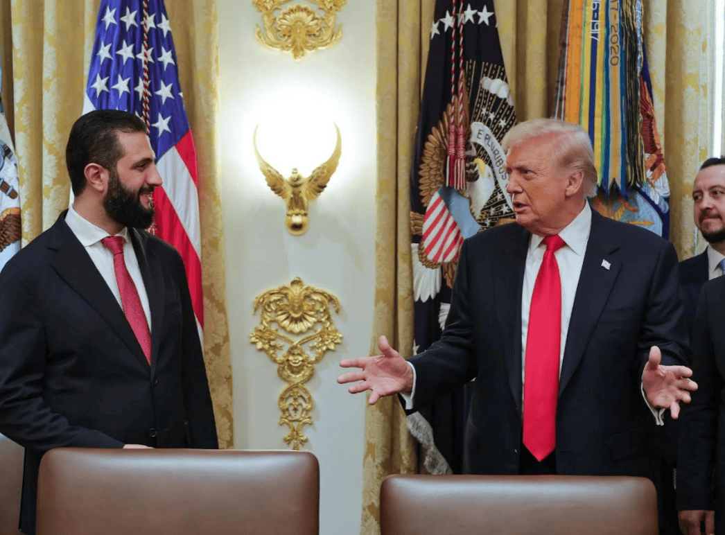 朱拉尼在合照中站得笔直<strong></p>
<p>aicoin官网</strong>，特朗普把人叫来白宫，却连正门都不让走