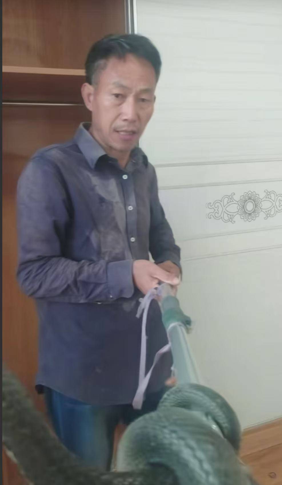 “蛇被我甩开了<strong></p>
<p>aicoin官网</strong>，没完全注射毒液”，湖南直播抓蛇被咬伤网红被警方拘留后发声道歉