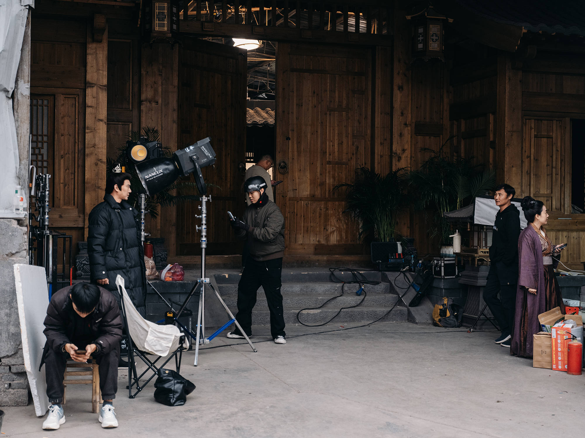 工人父母砸20万培养 00后演员没戏拍送外卖