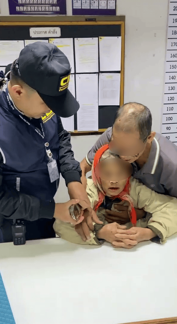 泰国女子涉嫌贩毒被抓<strong></p>
<p>binance官网</strong>,竟在警察面前上演“鬼上身”