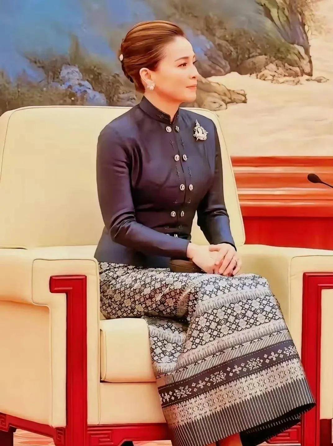 泰国王后访华“穿搭九宫格”出圈<strong></p>
<p>binance官网</strong>,隆重珠宝展现用心诚意