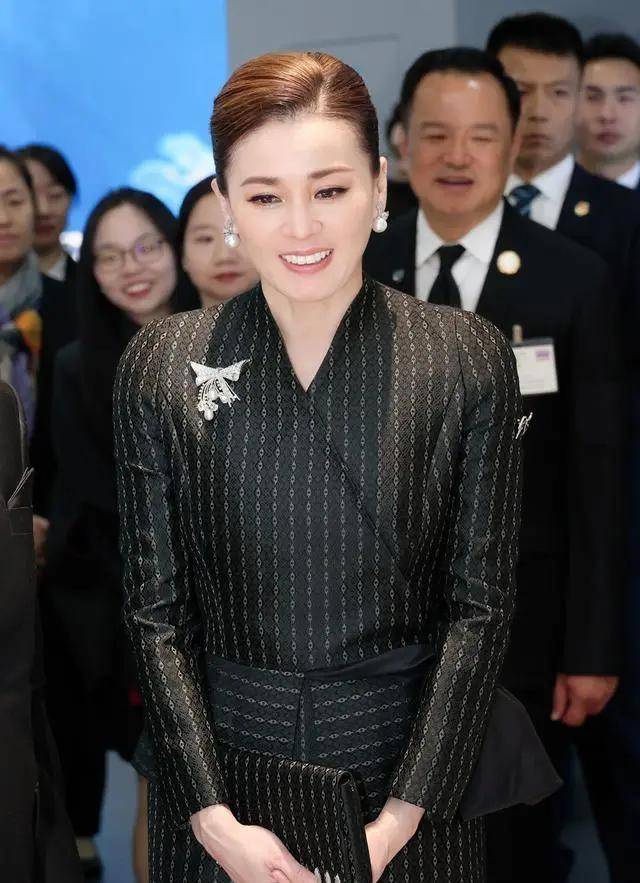 泰国王后访华“穿搭九宫格”出圈<strong></p>
<p>binance官网</strong>,隆重珠宝展现用心诚意