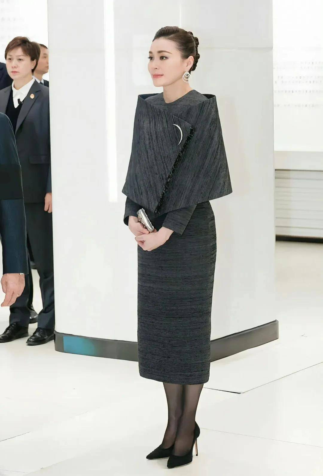 泰国王后访华“穿搭九宫格”出圈<strong></p>
<p>binance官网</strong>,隆重珠宝展现用心诚意