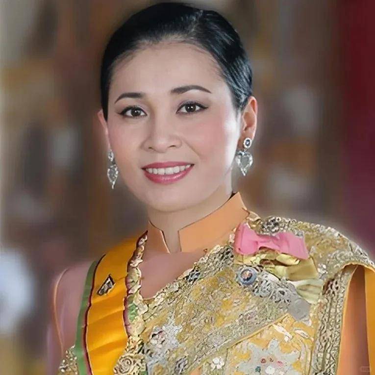 泰国王后访华“穿搭九宫格”出圈<strong></p>
<p>binance官网</strong>,隆重珠宝展现用心诚意