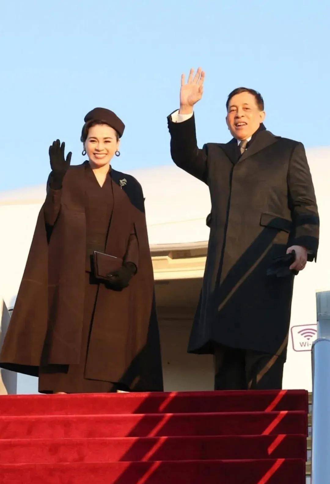 泰国王后访华“穿搭九宫格”出圈<strong></p>
<p>binance官网</strong>,隆重珠宝展现用心诚意