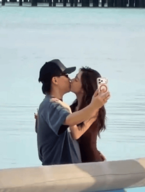 考古|胡彦斌易梦玲恋情曝光！相差16岁横跨歌手网红领域，25年底最让人震惊的情侣出现