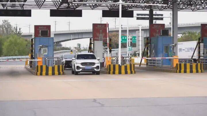 扬州一女子刷短视频惹祸：偷偷去银行取了6万现金，结果……