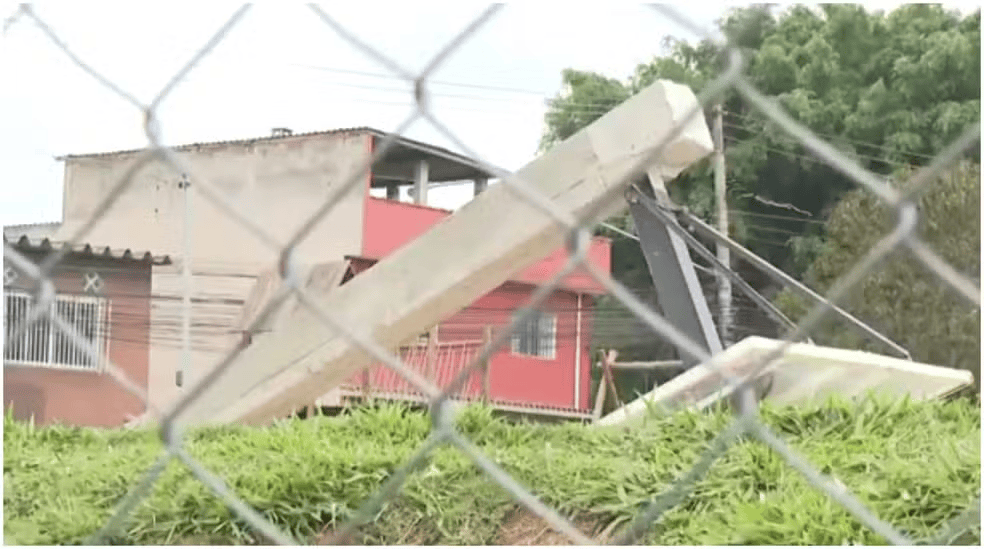 巴西17岁少年在朋友面前秀扣篮<strong></p>
<p>binance平台</strong>,下一秒篮架倒塌被砸头身亡