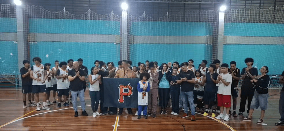 巴西17岁少年在朋友面前秀扣篮<strong></p>
<p>binance平台</strong>,下一秒篮架倒塌被砸头身亡