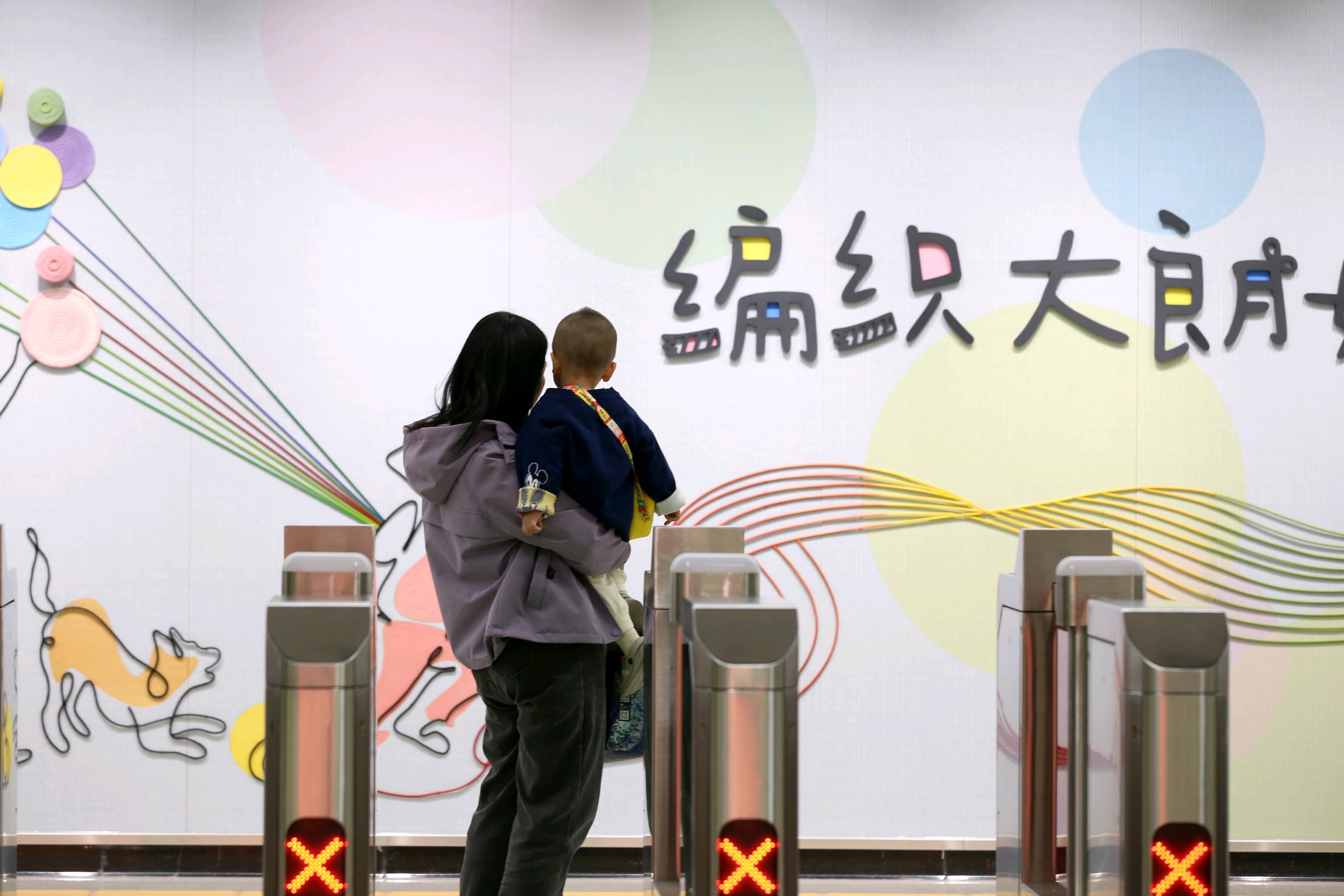 东莞地铁1号线试乘首日<strong></p>
<p>binance交易所</strong>,大朗4站“沸腾”了