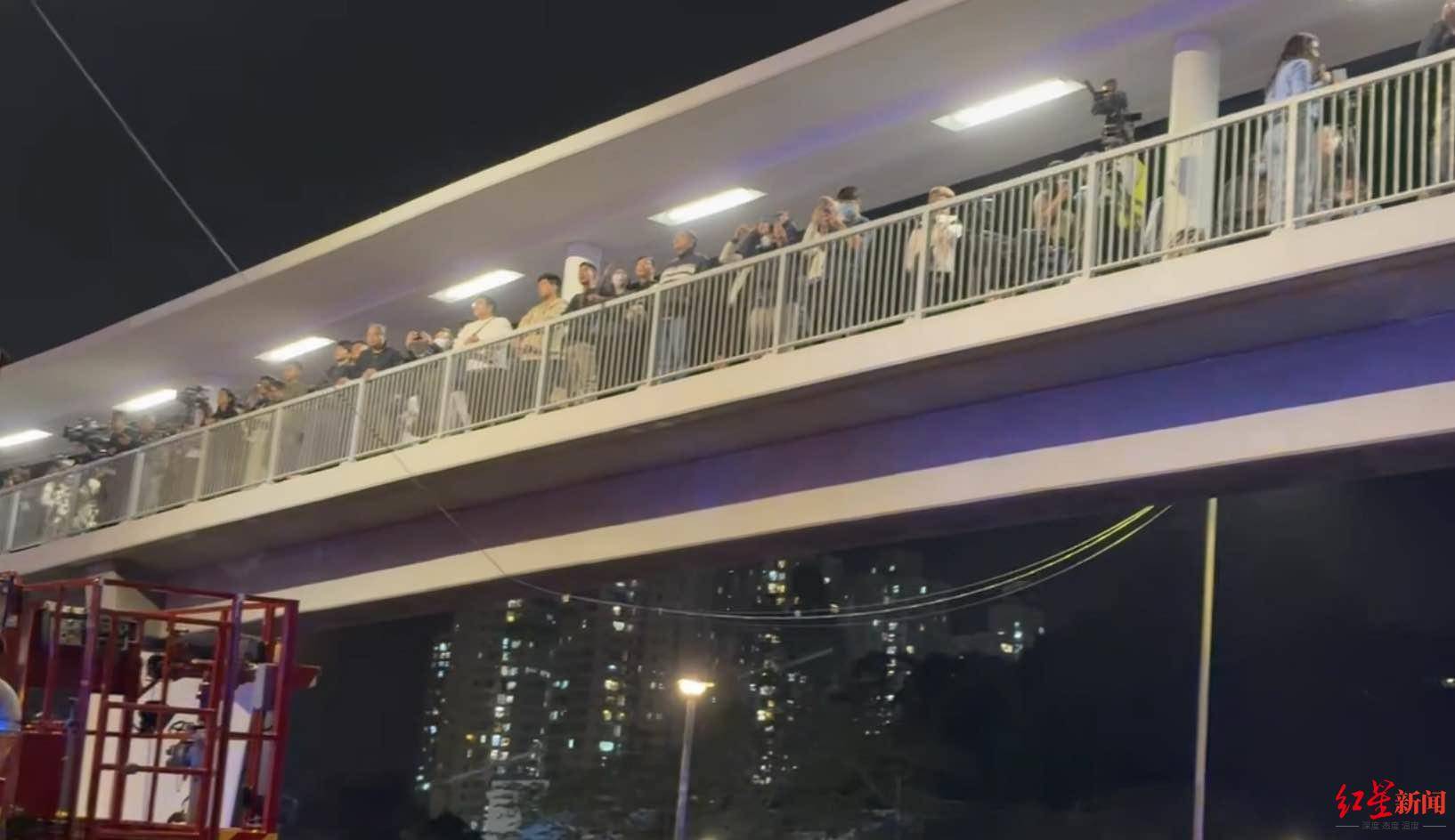 红星新闻实探香港宏福苑大火现场:警员称第一次遇到这么大火<strong></p>
<p>binance交易所</strong>,餐厅老板自发为救援人员送餐