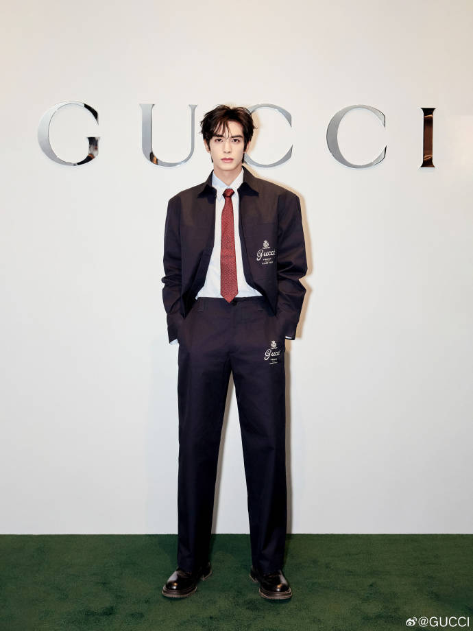 王楚然一席蓝色复古裙惊艳成都<strong></p>
<p>bnb价格</strong>,欧阳娜娜一身LV看展愈加熟女风!